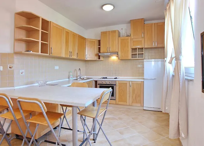 Apartment Maivjo *